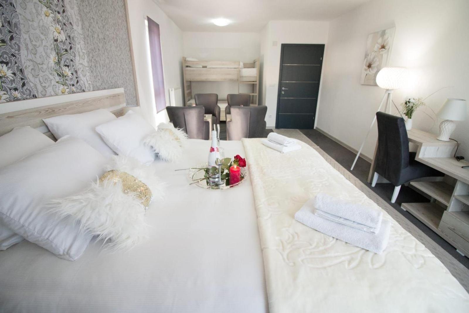 Aparthotel "Queen Zina" Vlasic Exterior photo