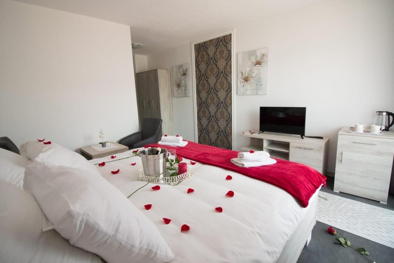 Aparthotel "Queen Zina" Vlasic Exterior photo